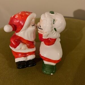 Vintage kissing Santa and Mrs Claus salt and pepper shakers.